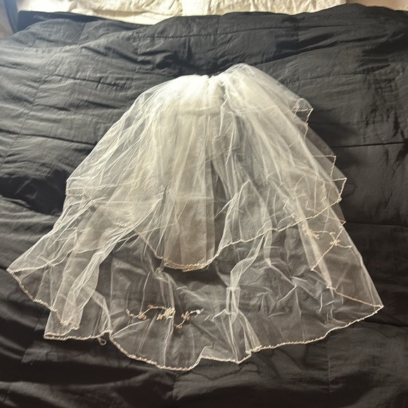 Make offer! NWT Fingertip 2 Tier Bride Veil Beaded edging flower scroll design - Picture 3 of 13